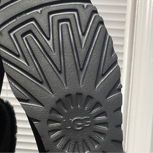 NWOT Women's Classic Mini Fluff Spill Seam UGGs - Picture 5 of 8